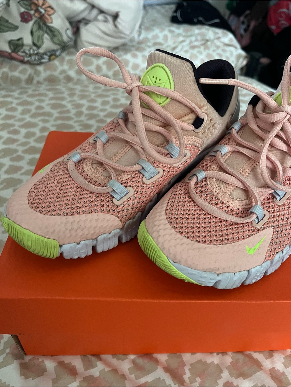 Nike METCON Peach & Neon Green Lightweight Running Shoes - Picture 2 of 4